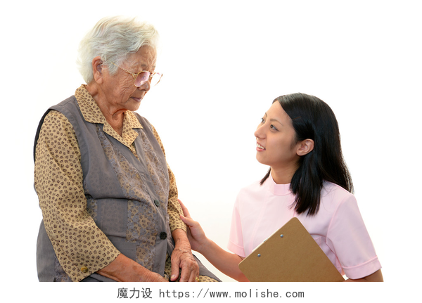 白色背景上正在照顾老人的护士友好护士照顾一名老妇